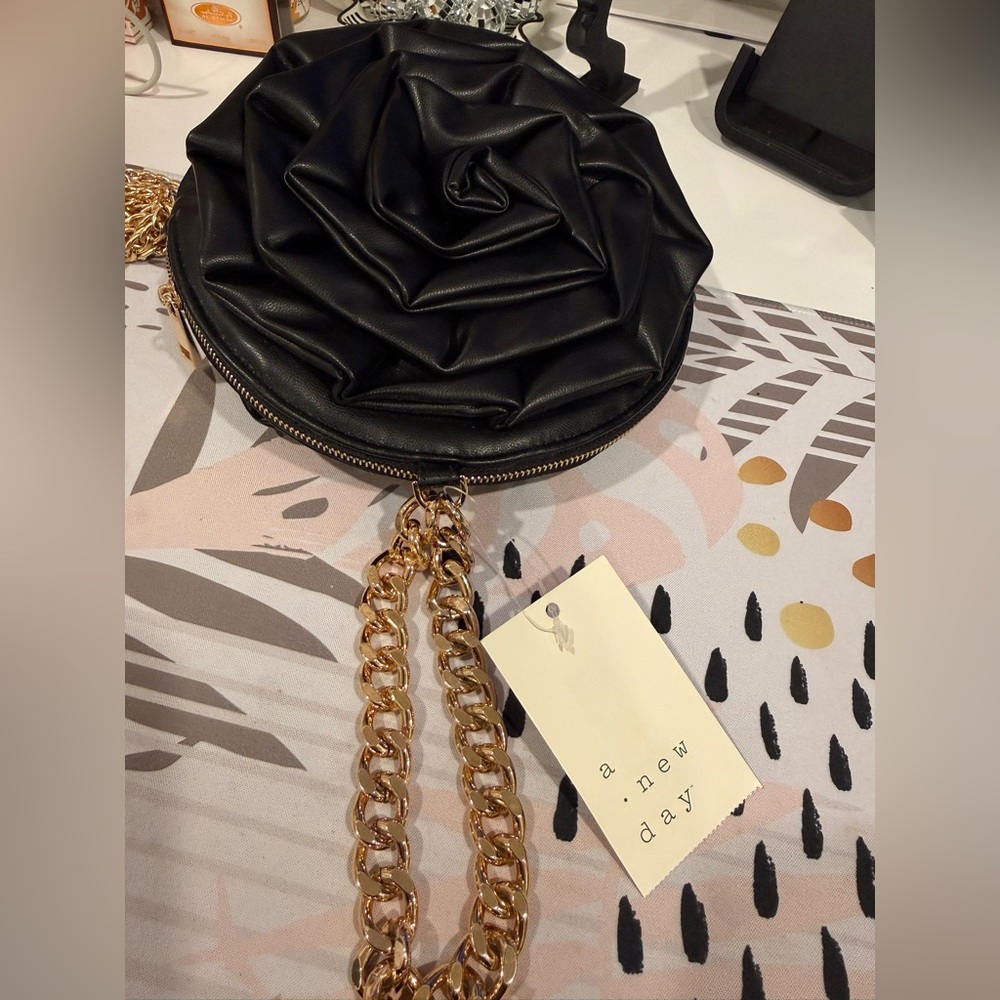 *NWT* 🌹 Rose Shaped Black Clutch Bag w/Chain - Picture 2 of 4